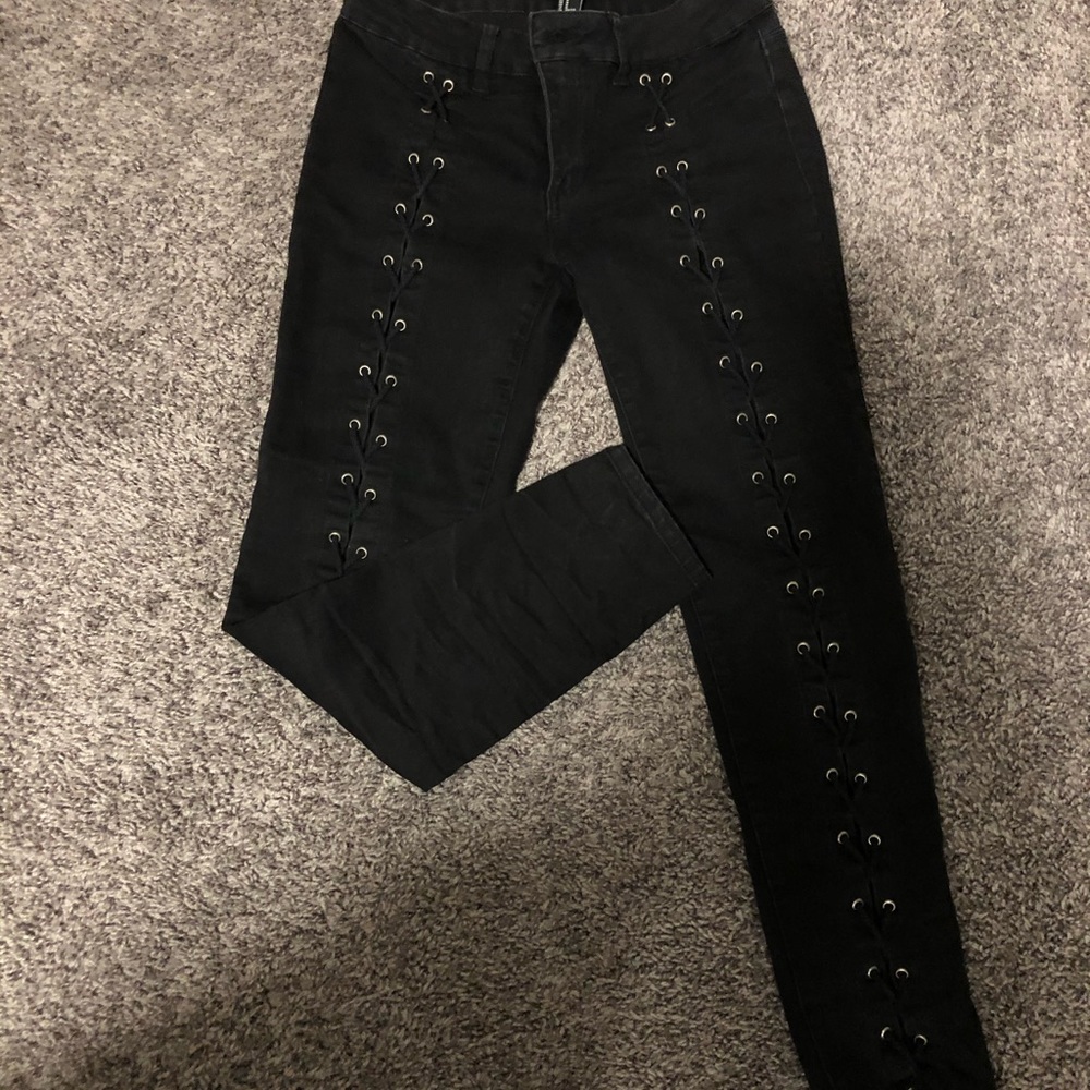 MED BLACK LACE UP FRONT F21 STRECH SKINNY JEANS